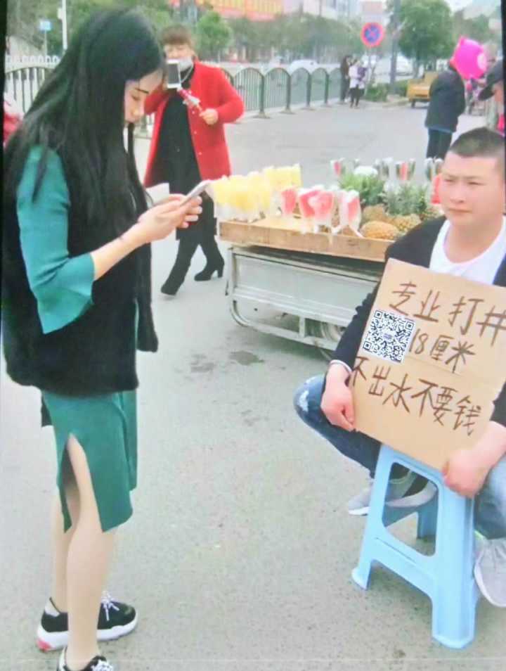 小象 妈妈,这里水深吗 大象 不深,还没到膝盖呢