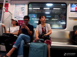 公园悠闲的市民 简陋婚姻介绍所忙碌的媒婆,地铁车厢上的 低头族